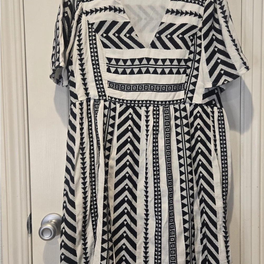Old Navy Black & White Geometric V‑Neck Mini Dress